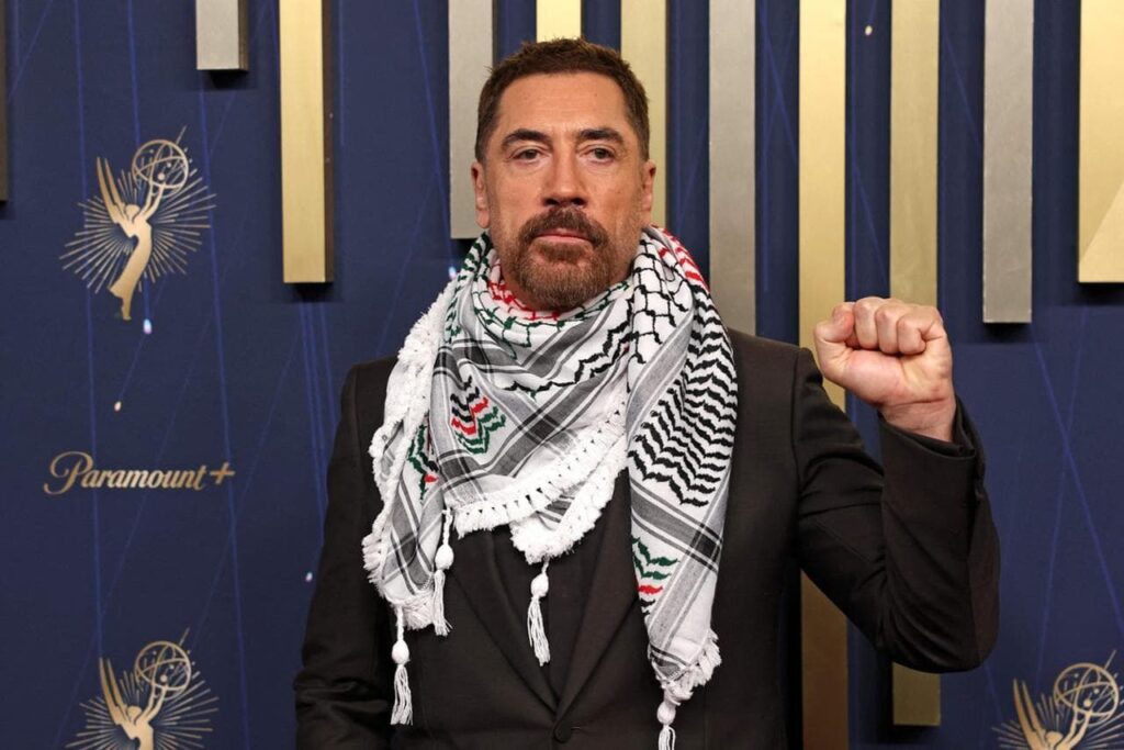Javier Bardem con la kefiah agli Emmy 2025