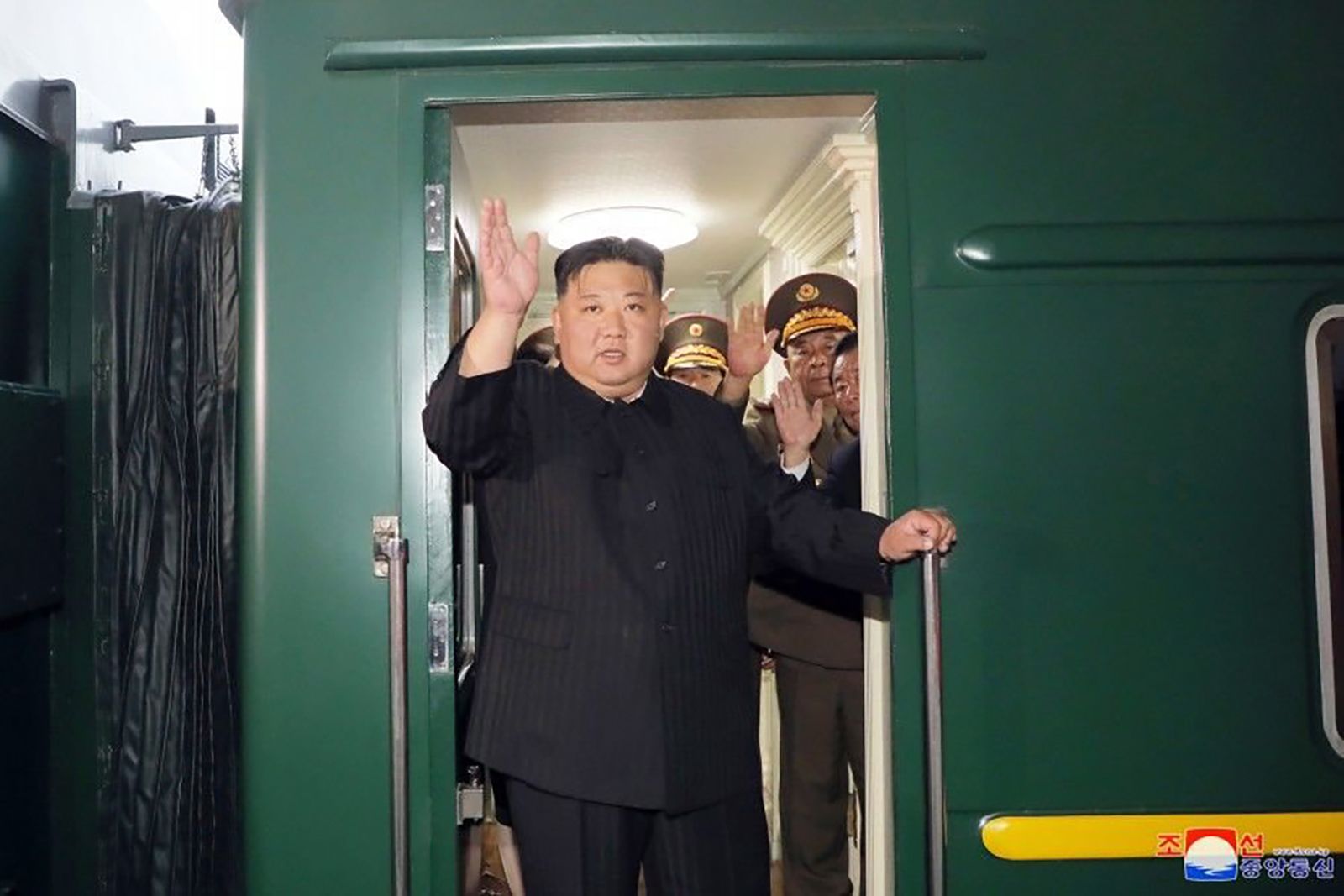 Kim Jong Un saluta dal treno