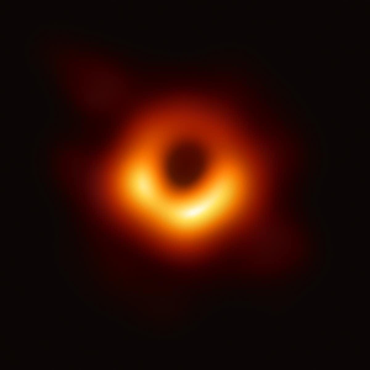 La prima immagine del buco nero M87