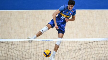 Mattia Bottolo mentre fa una schiacciata