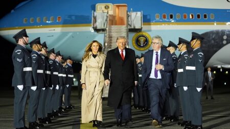 Melania e Donald Trump atterrati in Inghilterra