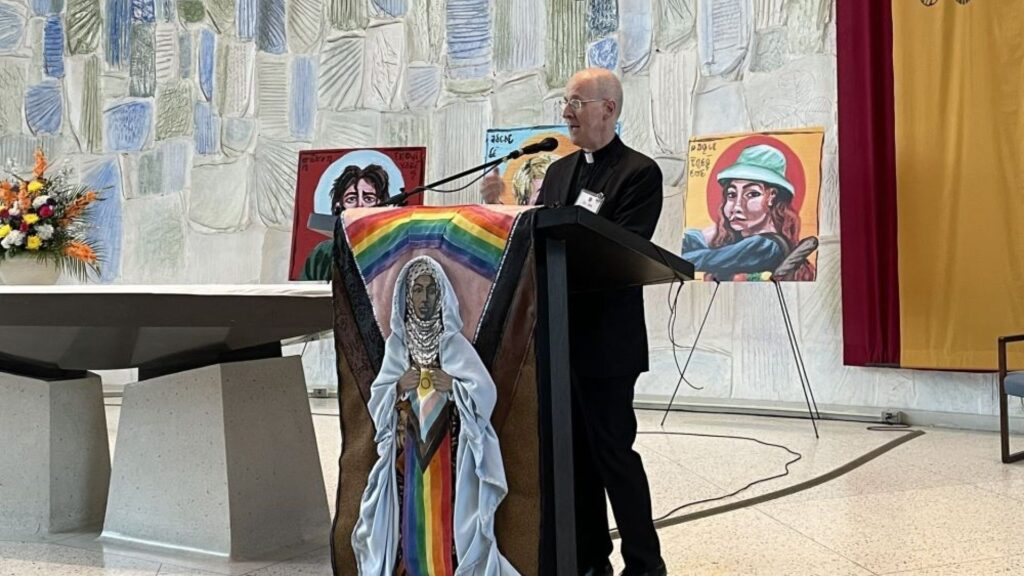 La sorprendente storia di James Martin, il gesuita che sta cambiando il rapporto tra Chiesa e comunità LGBTQIA+ Padre James Martin