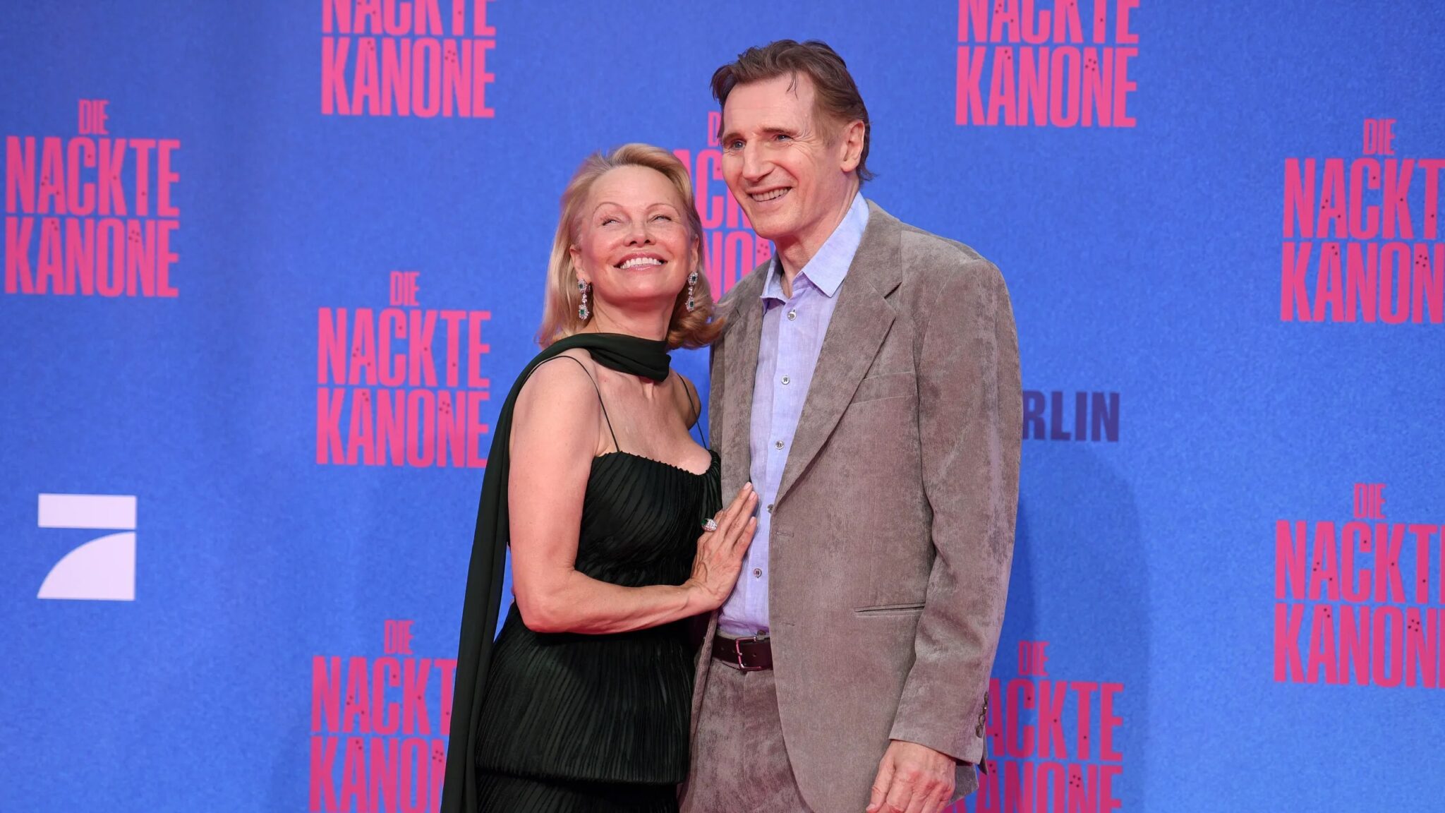 Pamela Anderson e Liam Neeson: amore vero o marketing? L'attrice svela ...