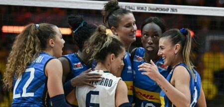 Paola Egonu circondata dalle compagne di squadra