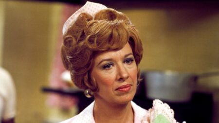 Polly Holliday nel ruolo della cameriera Flo nella serie "Alice"