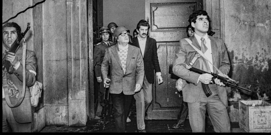 Salvador Allende durante l'attacco a La Moneda