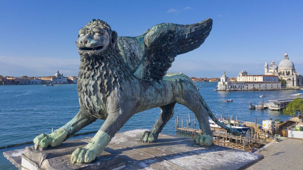 Il leone di bronzo in cima all'obelisco di Piazza San Marco a Venezia