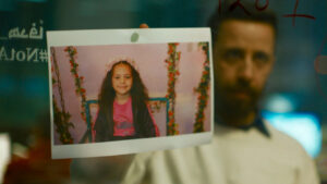 Candidato all’Oscar, ma gli USA gli vietano l’ingresso: “Non può calcare il red carpet perché è palestinese” Una scena di La voce di Hind Rajab