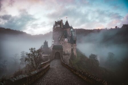 Uno spaventoso castello avvolto dalla nebbia