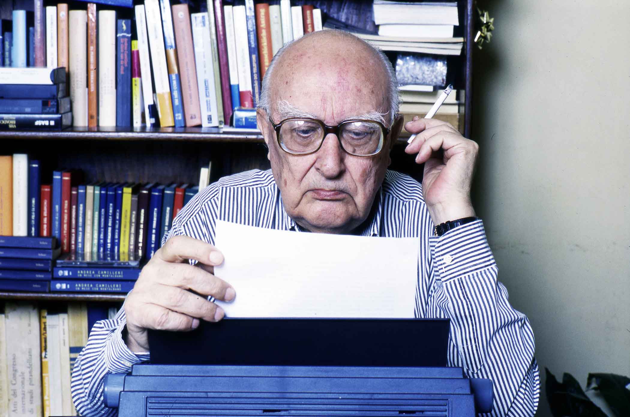 Andrea Camilleri alla sua macchina da scrivere