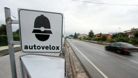 Il segnale che indica la presenza di un autovelox