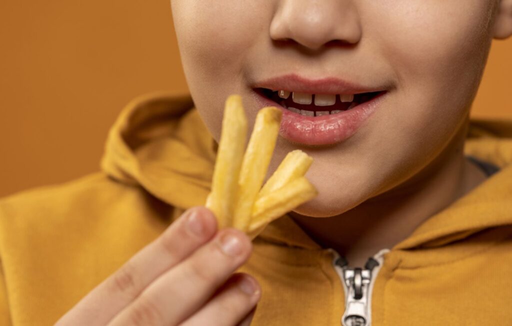 bambino che mangia patatine