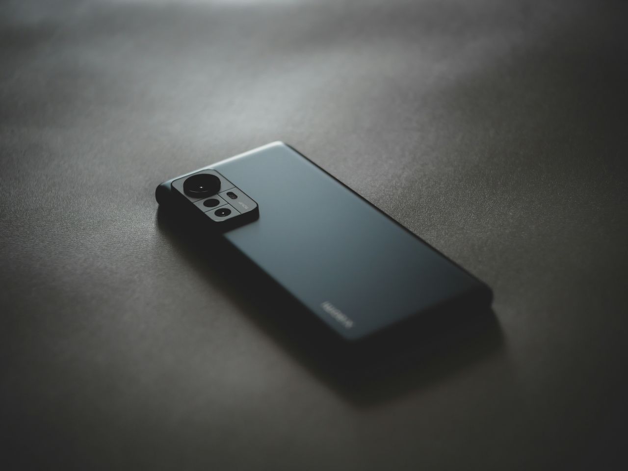 cellulare sul tavolo a faccia in giù