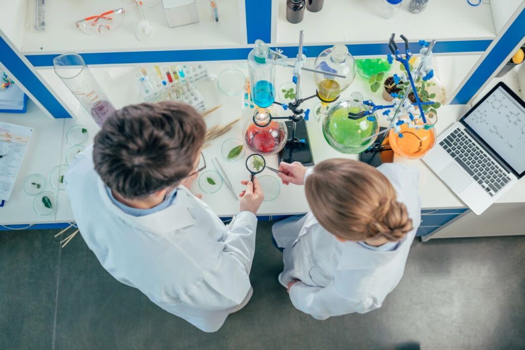 chimici in laboratorio