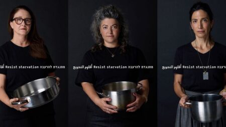 Alcuni dei partecipanti all'iniziativa "Resist Starvation" di Comme Il Faut