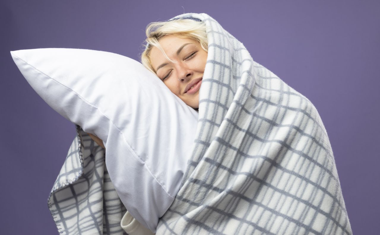 donna che abbraccia un cuscino