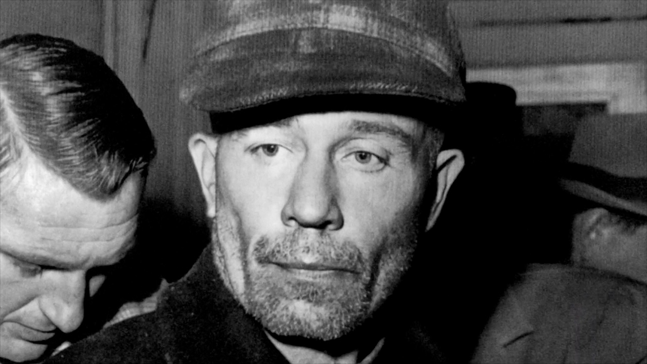 Il serial killer Ed Gein al momento del suo arresto, nel novembre del 1957