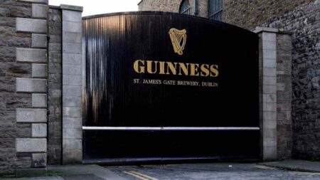 Il cancello principale del birrificio Guinness a Dublino