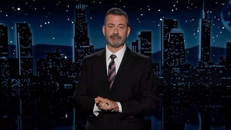 Un commosso Jimmy Kimmel al suo primo monologo dopo la sospensione