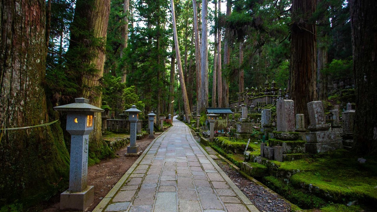 Il cimitero di Okunoin sul monte Koya, in Giappone