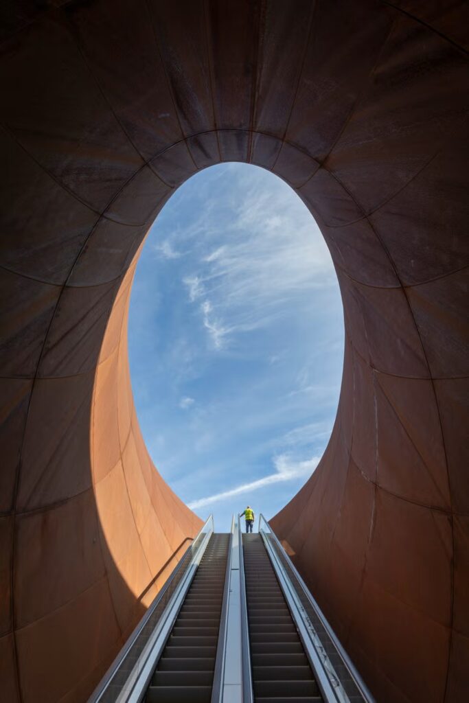 L'ingresso universitario della stazione di Monte Sant'Angelo, progettato da Anish Kapoor