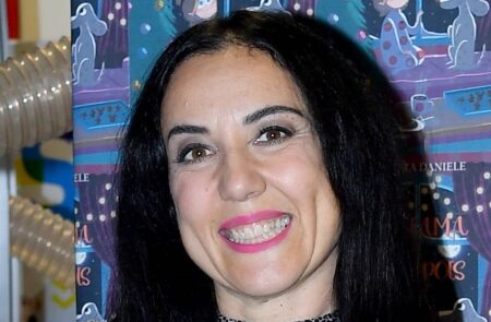 Un primo piano sorridente di Pamela Petrarolo
