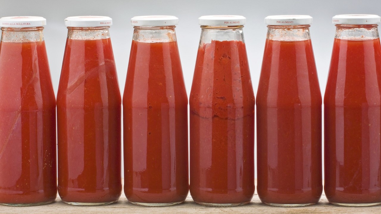 Le classiche bottiglie di passata di pomodoro fai da te