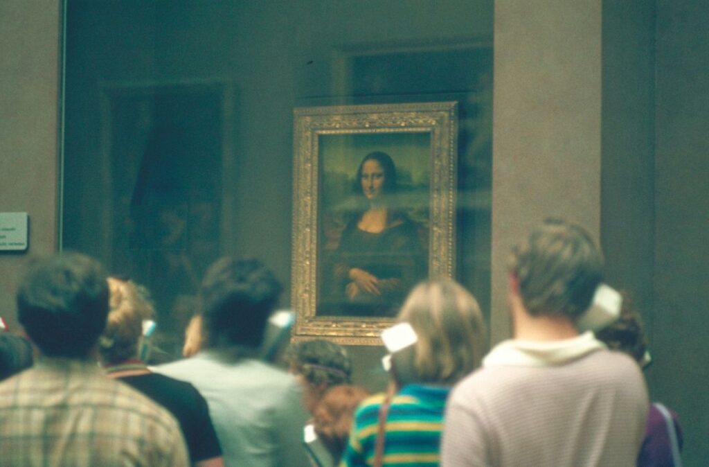 Sei stressato? Una visita a un museo può farti stare meglio persone davanti alla Gioconda