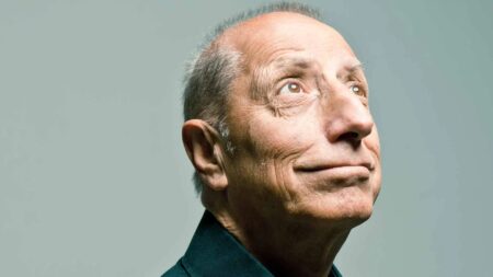 Un ritratto di Pippo Franco