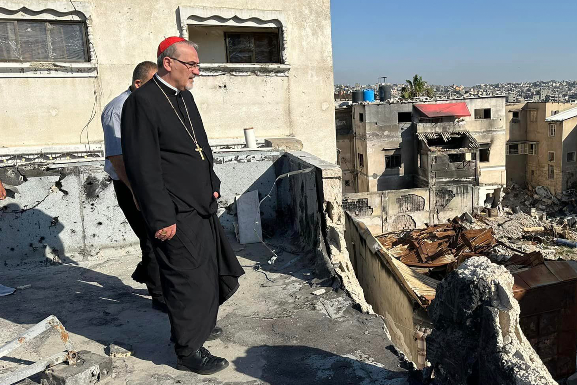 Il Crdinale Pizzaballa tra le macerie di Gaza