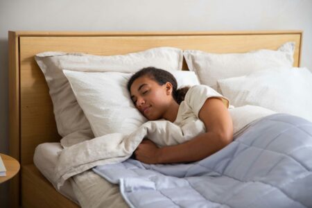 ragazza dorme sotto una coperta