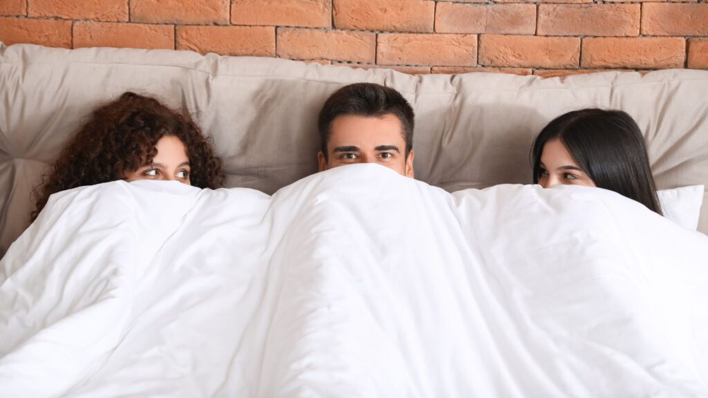 Ménage à trois: il segreto per un amore senza gelosie? Il caso di Pupo felice con moglie e compagna Come gestire un rapporto a tre