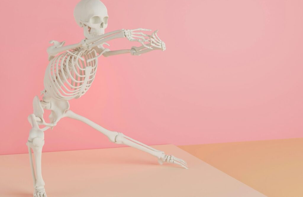 scheletro che fa una mossa di ginnastica