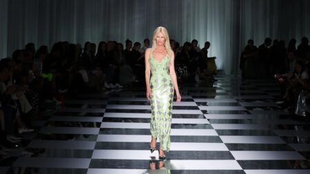 Claudia Schiffer sfila per Versace alla Fashion Week di Milano del 2023