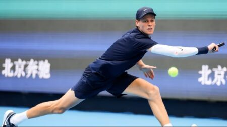 Jannik Sinner durante la semifinale dell'ATP 500 di Pechino contro Alex de Minaur
