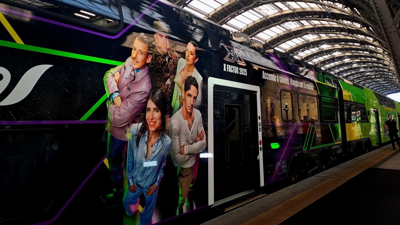 Il treno regionale Trenitalia con la livrea dedicata a X Factor 2025