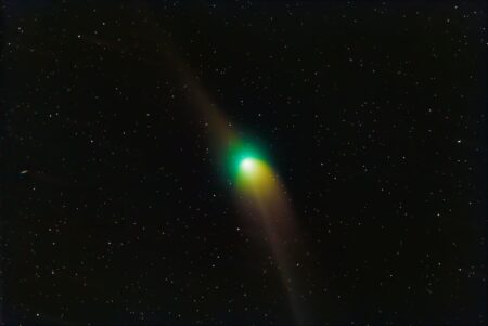 una cometa nello spazio