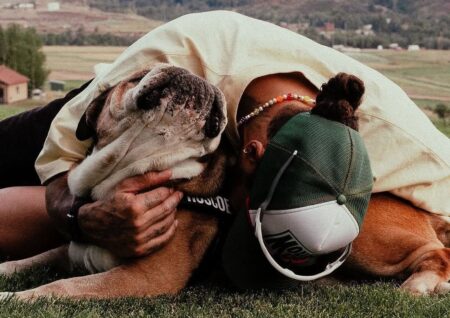 una dolcissima immagine di Lewis Hamilton che abbraccia il suo Roscoe
