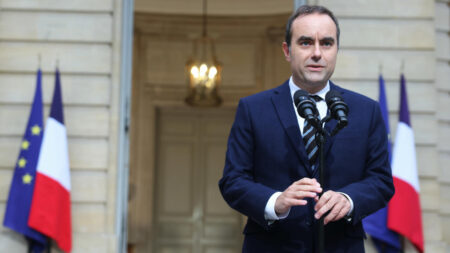 L'ormai ex primo ministro francese Sébastien Lecornu davanti all'Hotel Matignon a Parigi