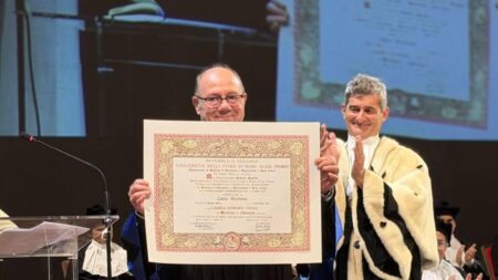 Carlo Verdone riceve la laurea honoris causa in Medicina al teatro Petruzzelli di Bari
