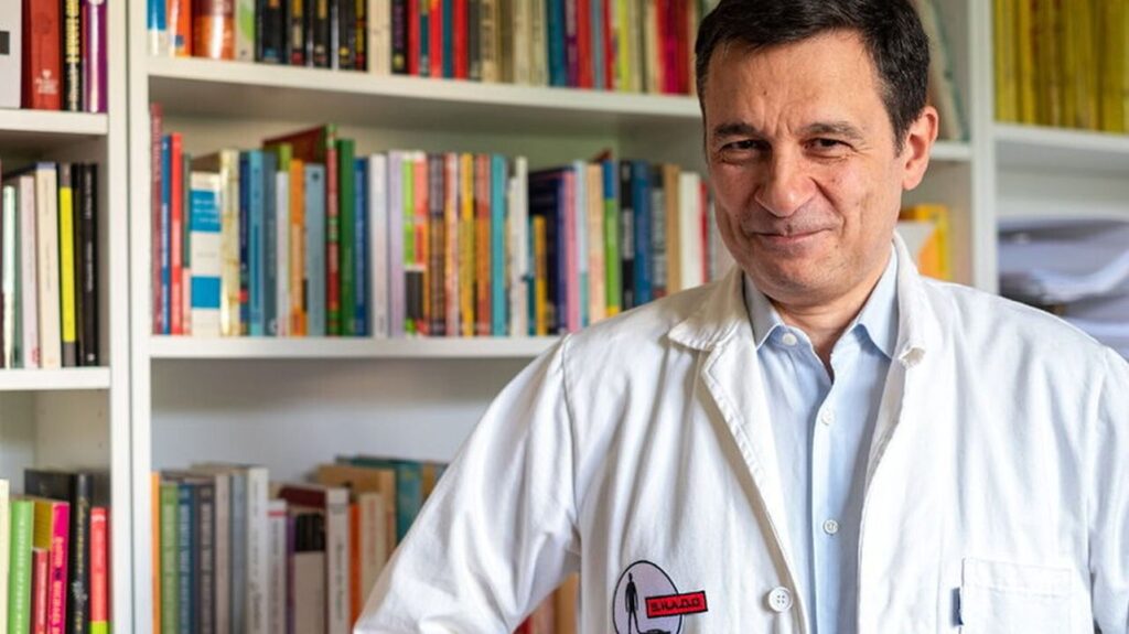 Dario Bressanini col camice bianco