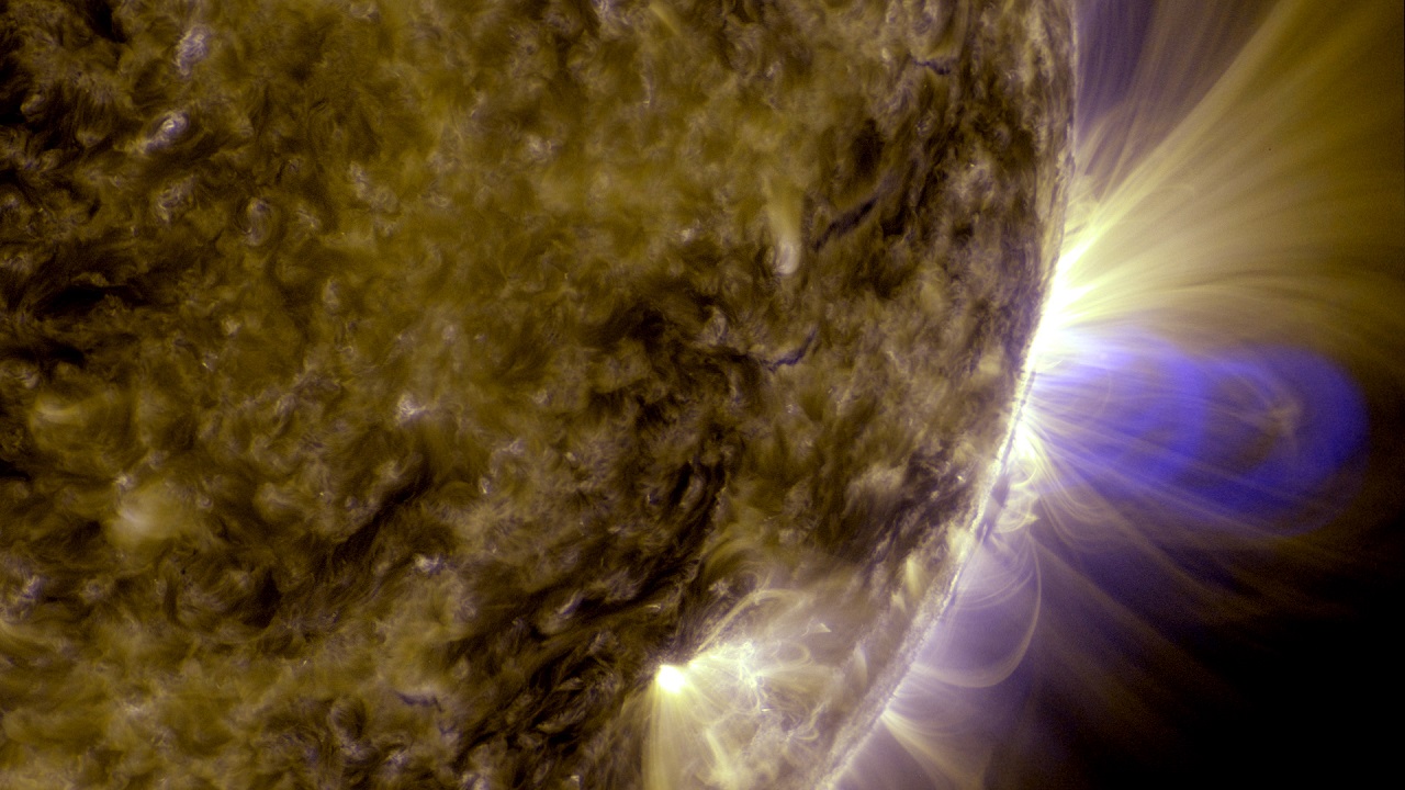 Un'immagine che evidenzia le corde di flusso magnetico durante un'espulsione di massa coronale il 19 luglio 2012