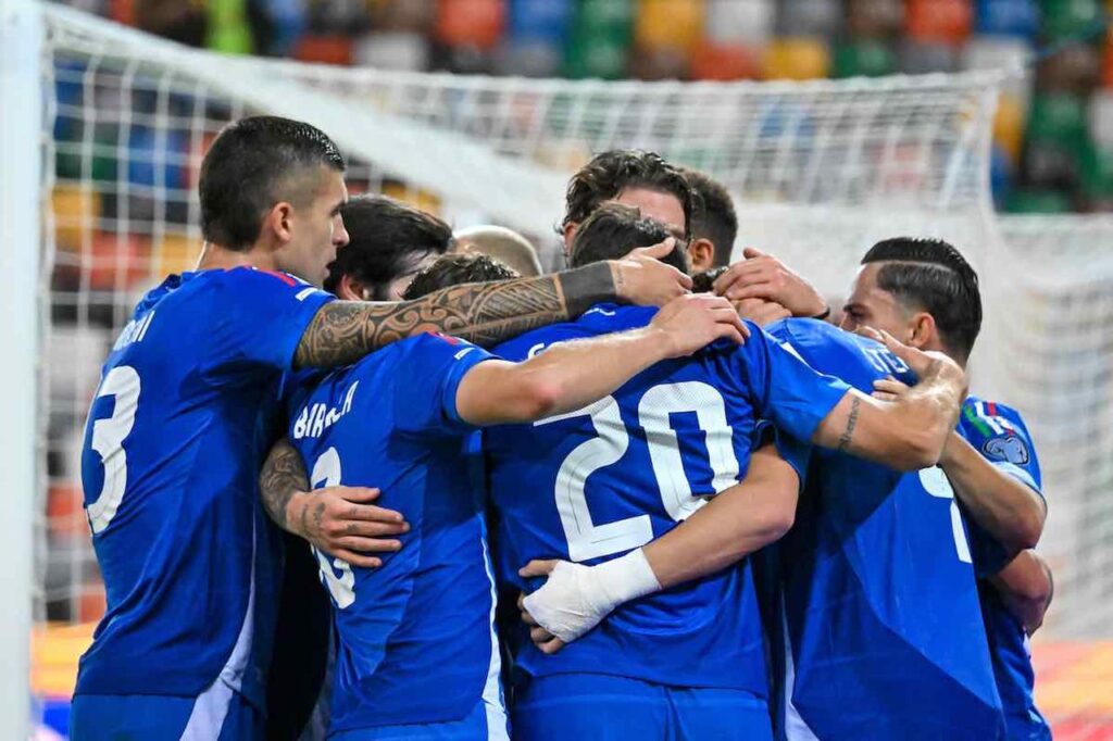 Gli azzurri festeggiano un gol in Italia-Israele