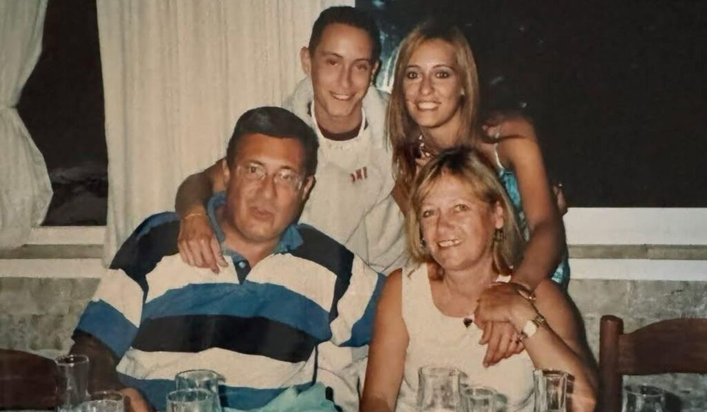 “Mio fratello moriva di giustizia”: Ilaria Cucchi all’ospedale “Pertini” sedici anni dopo quel terribile 22 ottobre Ilaria Cucchi con il fratello Stefano e i genitori