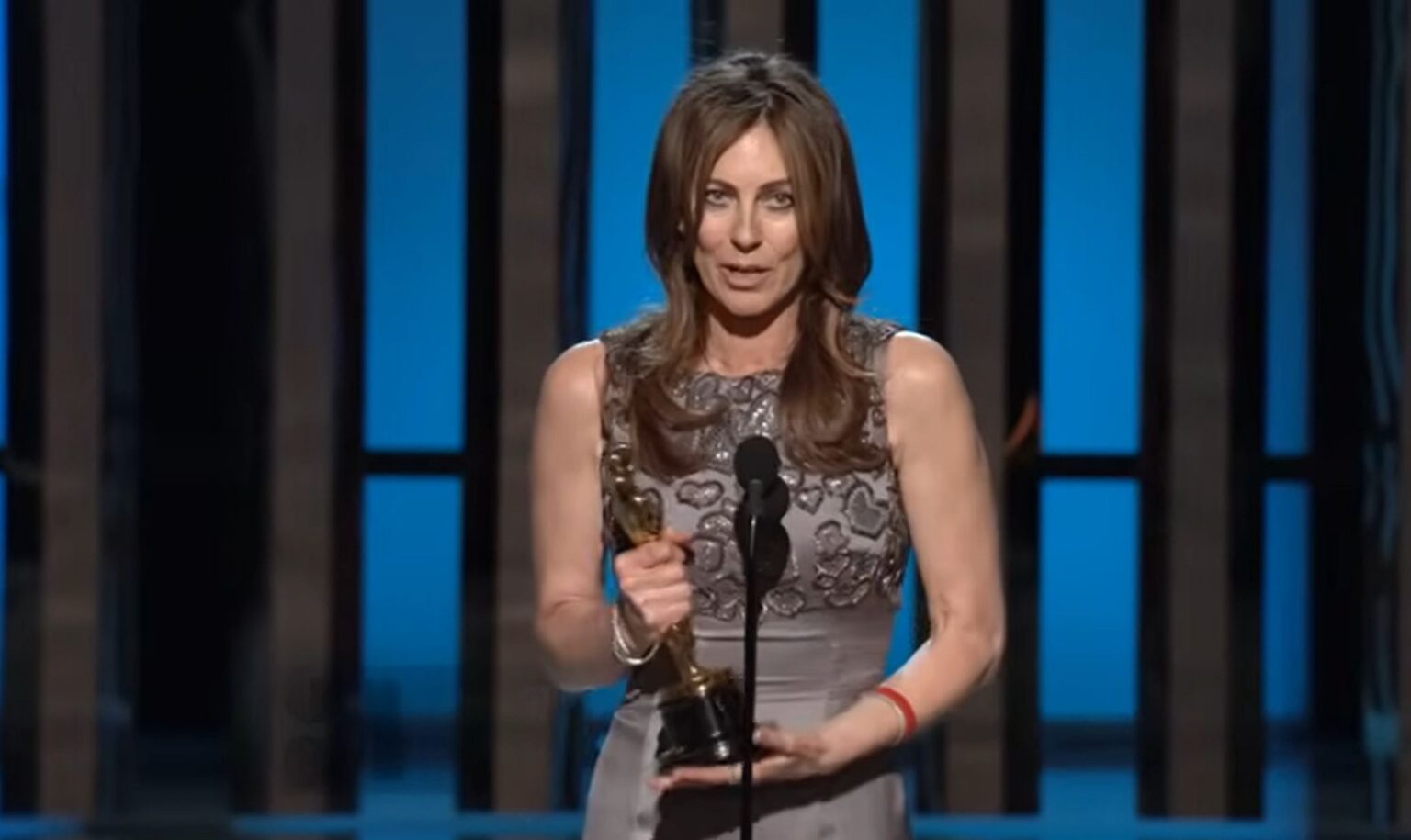 Chi è Kathryn Bigelow, la regista che ha riscritto l’incubo nucleare: “Il nostro mondo è combustibile e nessuno ne parla” Kathryn Bigelow con l'Oscar per The Hurt Locker