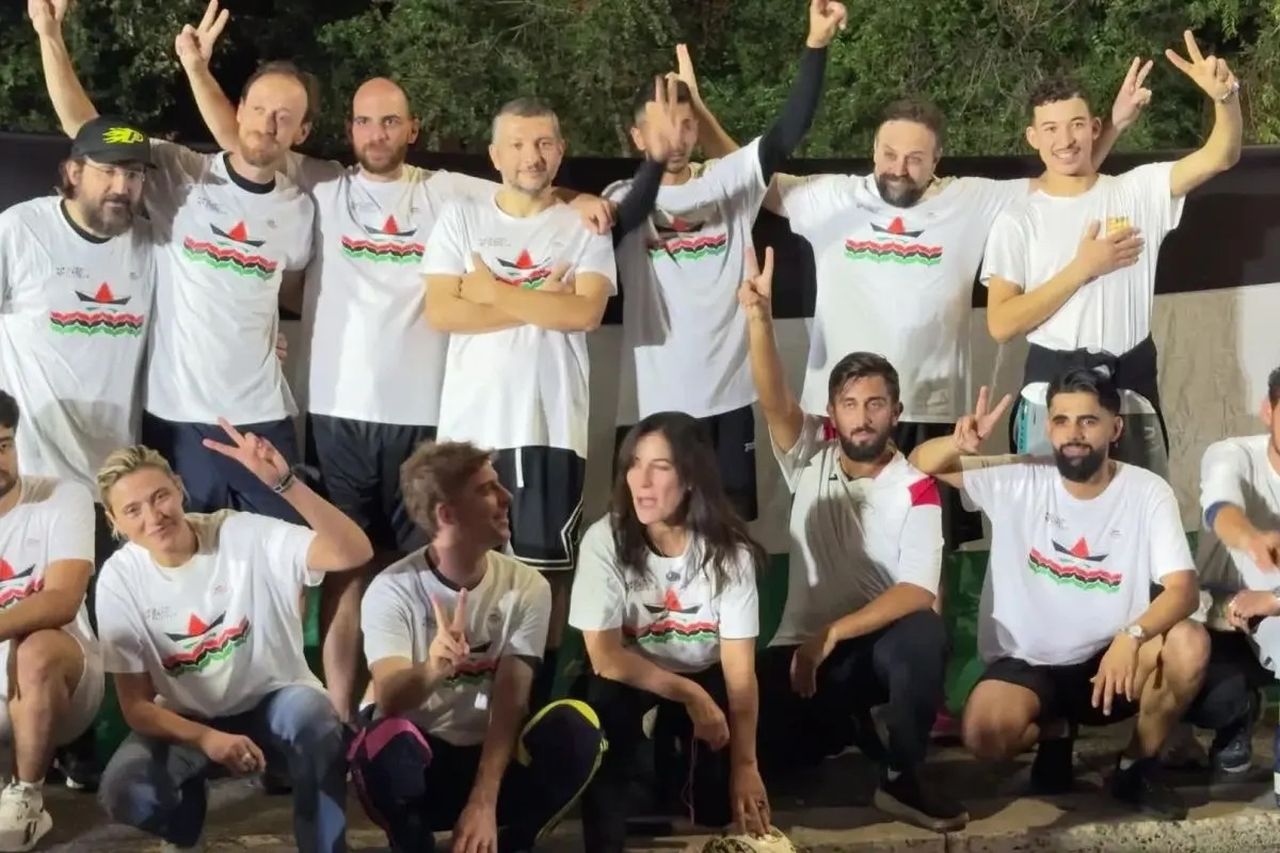 Mentre l’Italia giocava a Udine, centinaia di persone hanno scelto un altro campo per una partita di pace Mentre l’Italia giocava a Udine, centinaia di persone hanno scelto un altro campo per una partita di pace