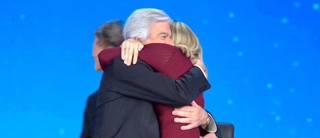 Marco Columbro abbraccia Lorella Cuccarini