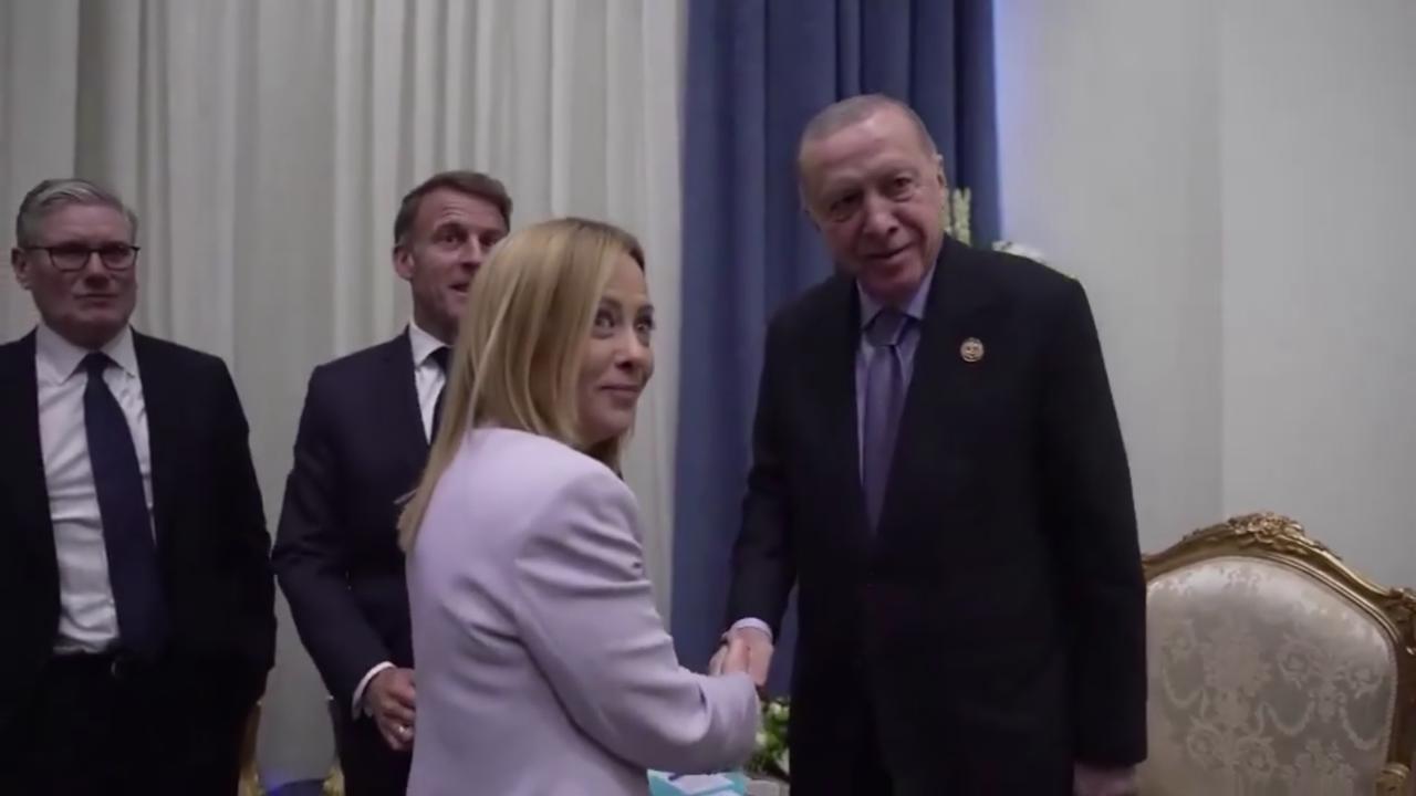 “Devi smettere di fumare”, il siparietto Erdogan-Meloni fa il giro del web (VIDEO)