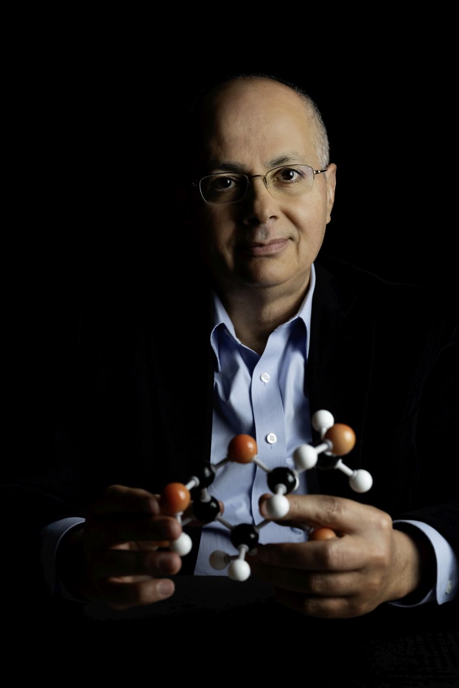 Omar Yaghi con un modello molecolare