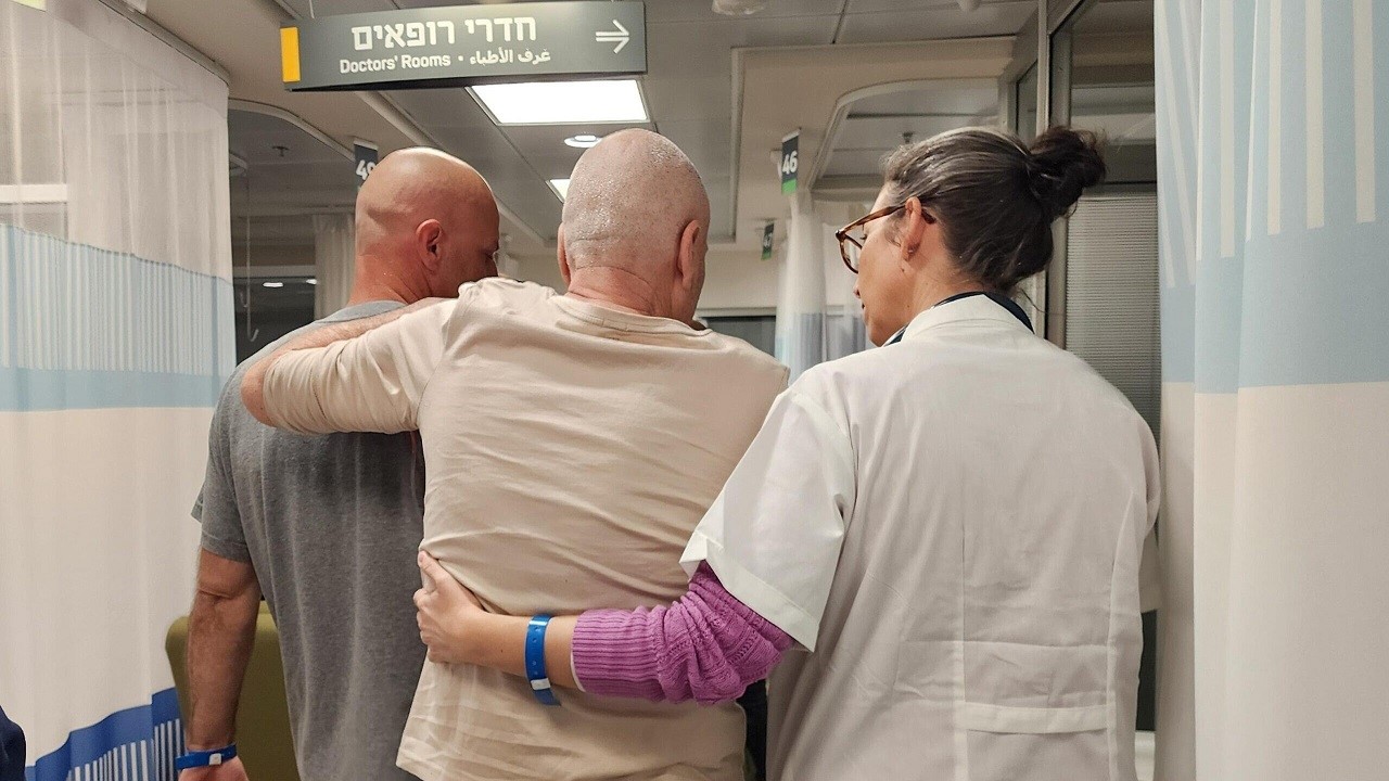 La dottoressa Noya Shilo dello Sheba Medical Center di Ramat Gan accoglie uno degli ostaggi rilasciati a febbraio del 2024